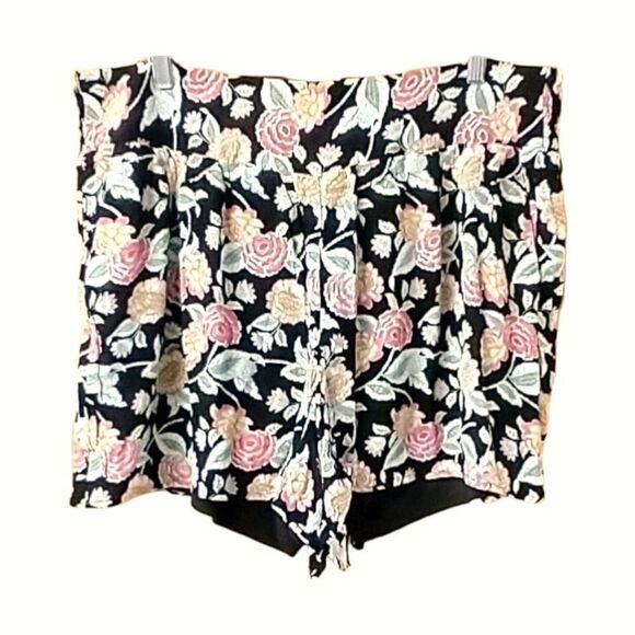 TORRID Women's  New Black Paisley Floral Gauzy Shorts. - Picture 4 of 10